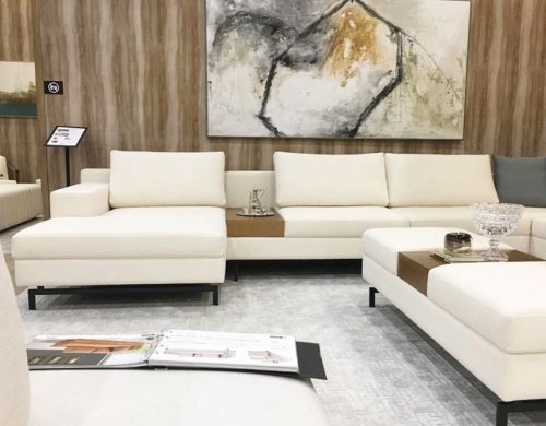 Estofado Treviso com chaise fixa e detalhe em couro Estofado Treviso com chaise fixa e detalhe em couro